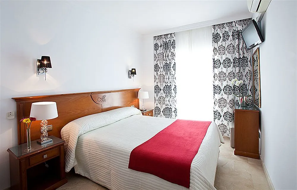 Abril Nerja Hotel 2*,